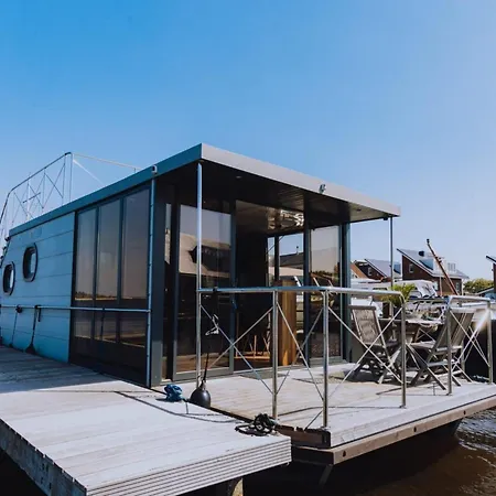 Modern Houseboat With Roof Terrace, On Uitgeestermeer 船上ホテル