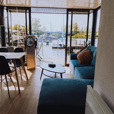 船上ホテル Modern Houseboat With Roof Terrace, On Uitgeestermeer *