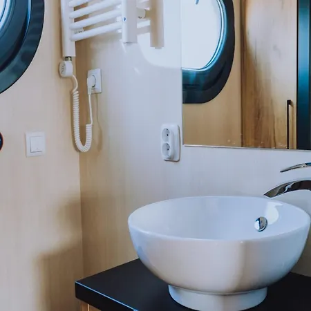 Modern Houseboat With Roof Terrace, On Uitgeestermeer Botel *